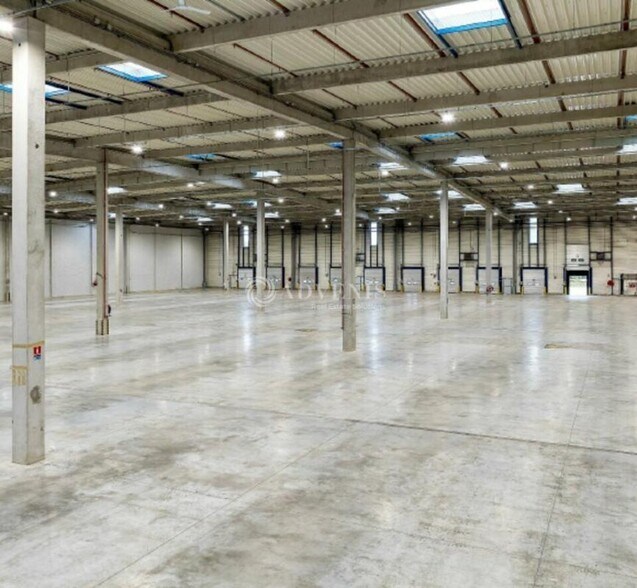 Industrial in Goussainville to rent - Interior Photo - Image 3 of 9