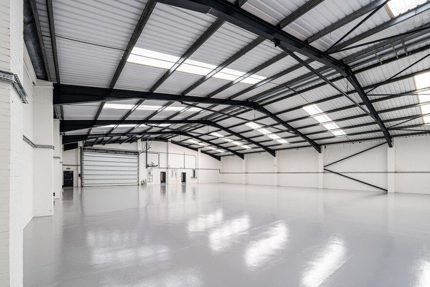 Units 3 & 4, Bracknell Business Centre, Downmill Rd, Bracknell to rent - Building Photo - Image 2 of 10