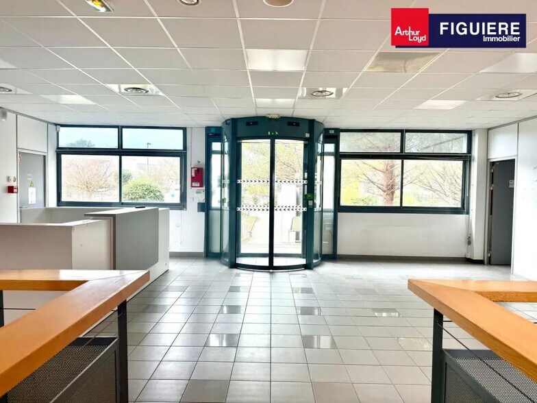 Office in Aix-en-Provence to rent - Primary Photo - Image 1 of 2