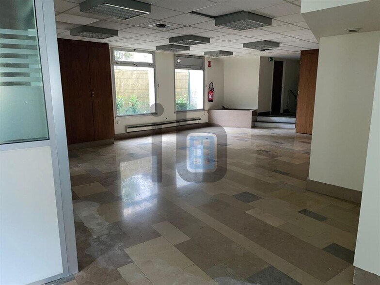 Office in Neuilly-sur-Seine to rent - Interior Photo - Image 2 of 6