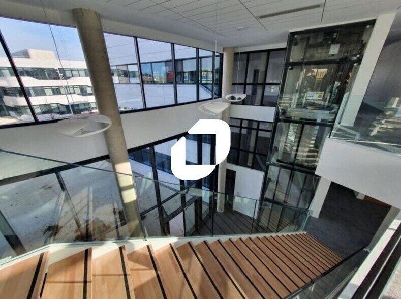 Office in CHAMPAGNE-AU-MONT-D'OR to rent - Interior Photo - Image 2 of 6