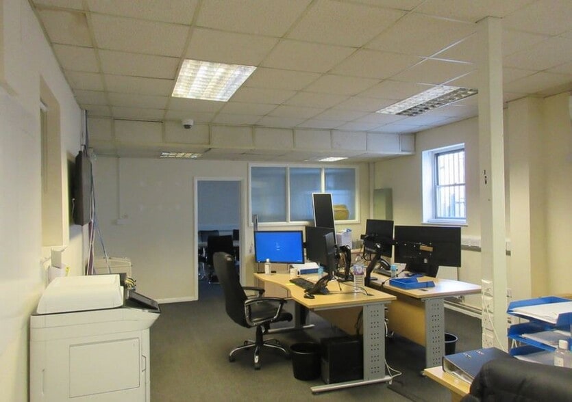 1A Devils Ln, Egham to rent - Interior Photo - Image 2 of 10