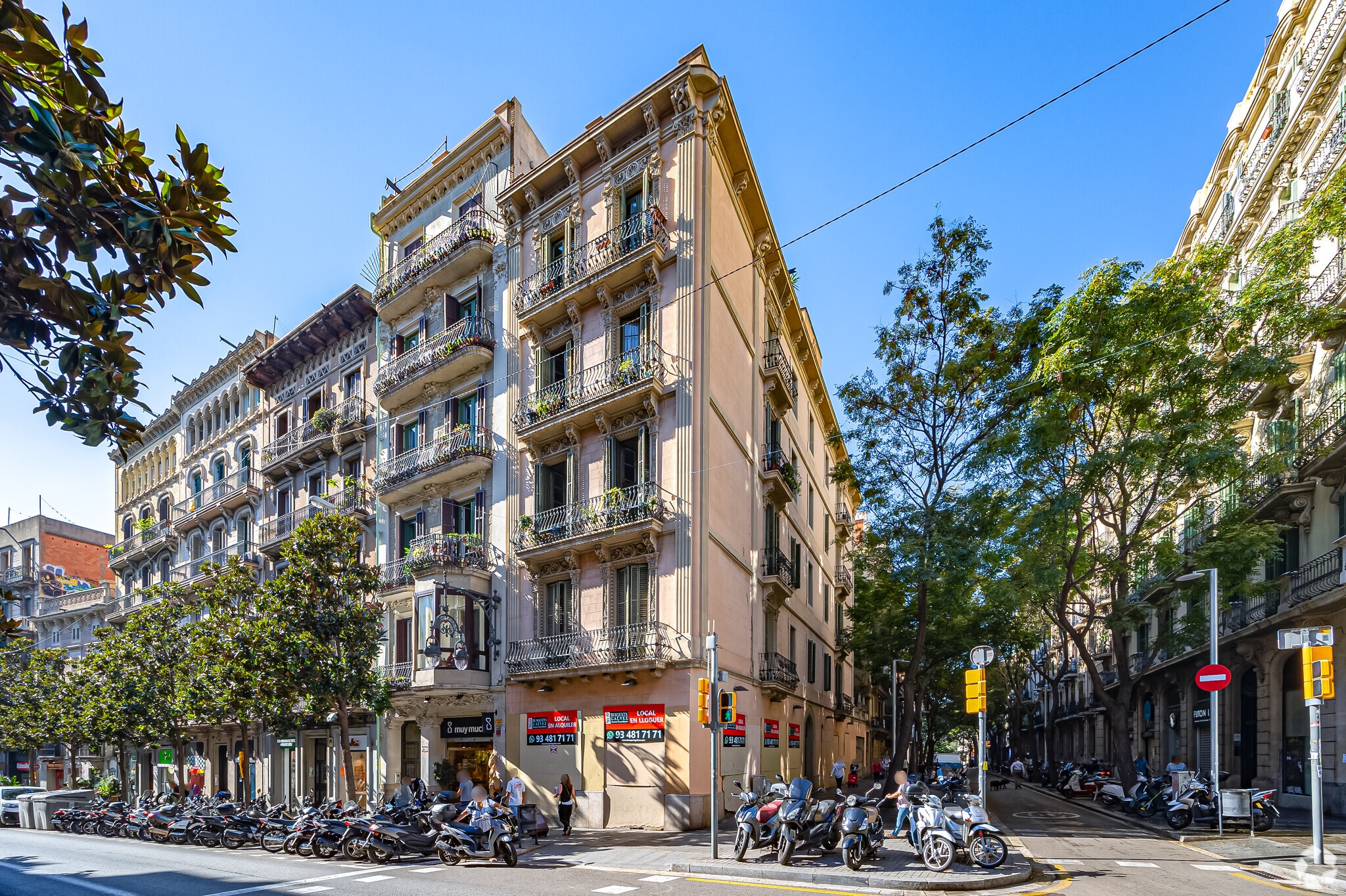 Retail in Barcelona, Barcelona to rent Building Photo- Image 1 of 3