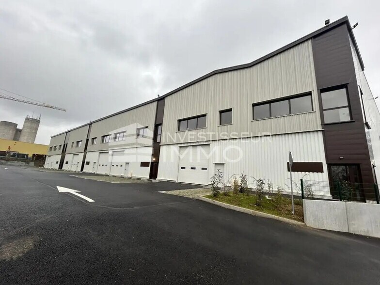 Office in Osny to rent - Building Photo - Image 1 of 8