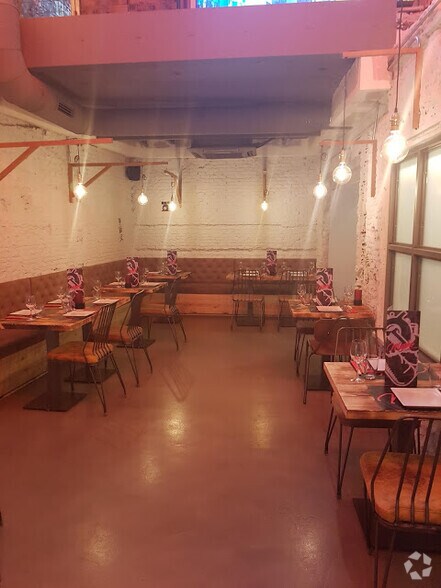 Retail in Madrid, Madrid to rent - Building Photo - Image 1 of 5