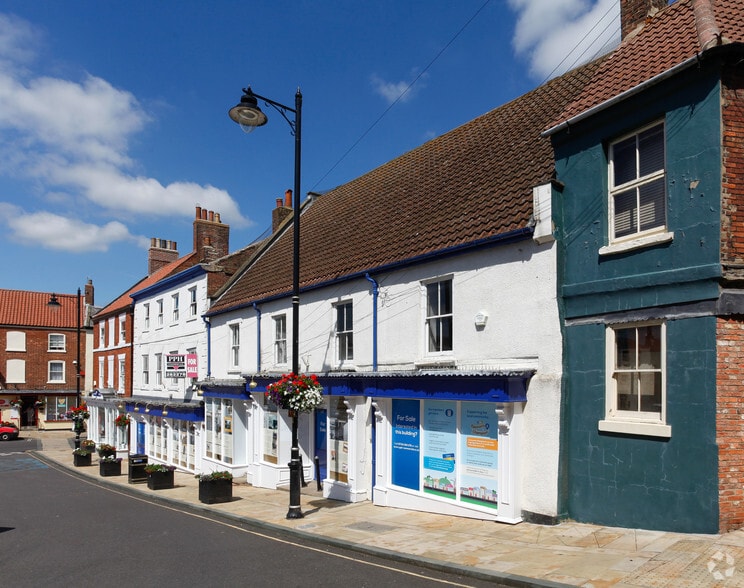 2-3 Market Pl, Caistor to rent - Building Photo - Image 2 of 2