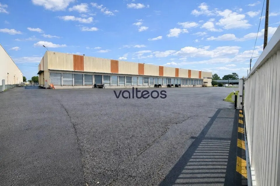 Location Entrepôt 4 100 m² - Photo 1