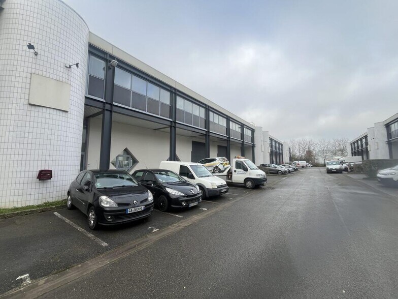 Industrial in Élancourt to rent - Building Photo - Image 1 of 24