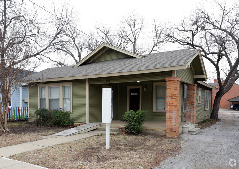 1014 N Elm St, Denton, TX for rent - Primary Photo - Image 1 of 11