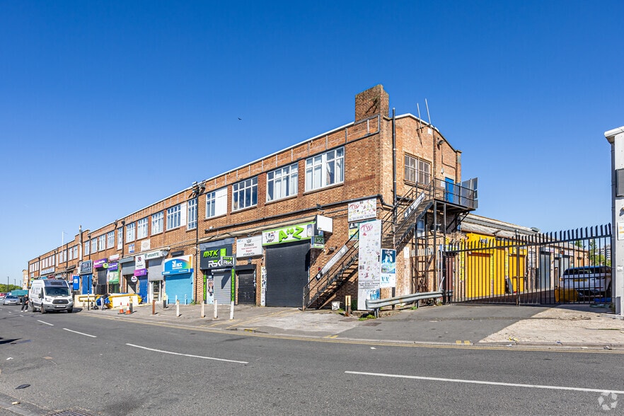 Bridge Rd, Southall to rent - Building Photo - Image 2 of 9