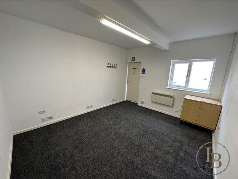 16A High St, Chesterfield to rent - Building Photo - Image 3 of 8