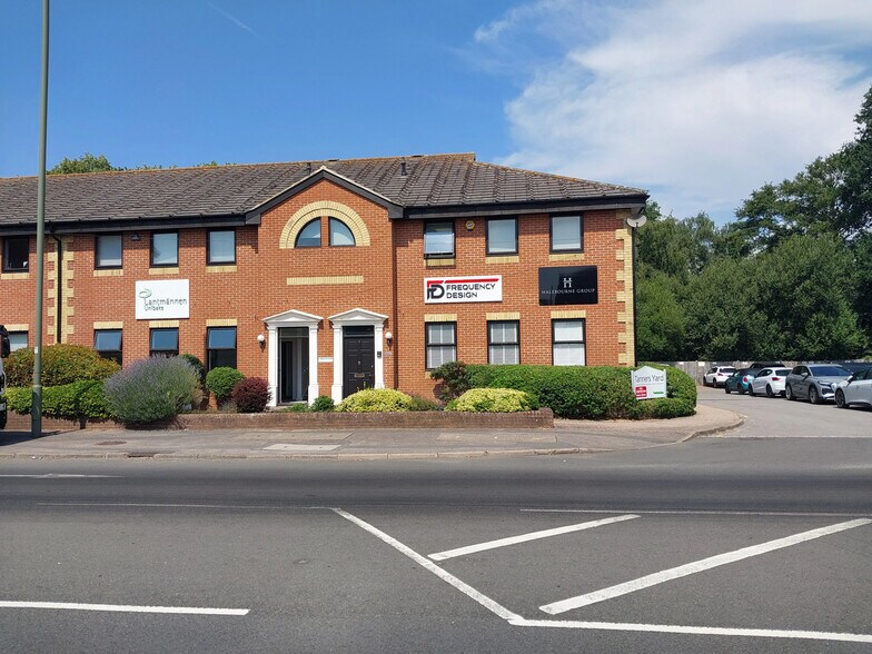 London Rd, Bagshot to rent - Building Photo - Image 2 of 6