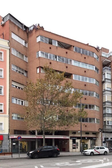 Office/Retail in Madrid, MAD for rent - Primary Photo - Image 1 of 2