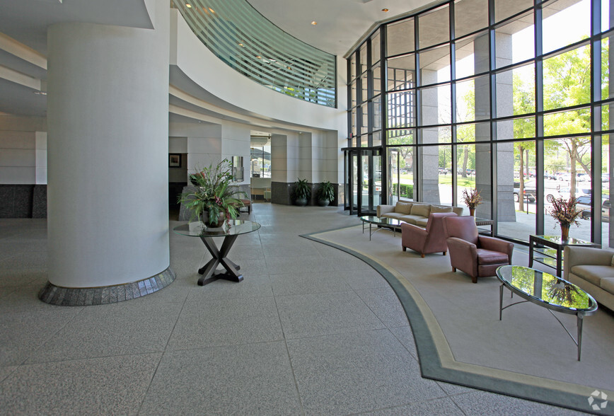 2828 Routh St, Dallas, TX for rent - Lobby - Image 3 of 7