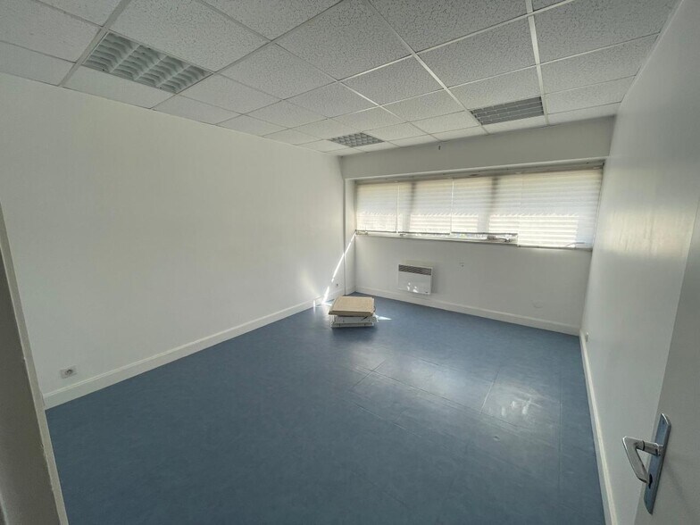 Office in SAINT-OUEN-L'AUMONE to rent - Interior Photo - Image 3 of 7