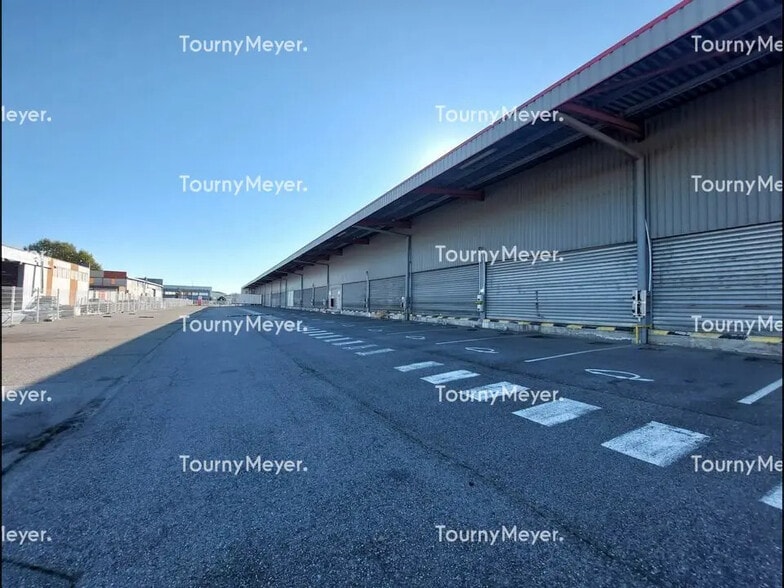 Industrial in Toulouse to rent - Building Photo - Image 2 of 7