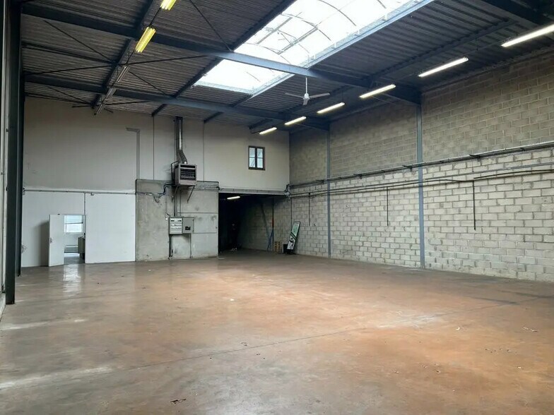 Light Industrial in Villejuif to rent - Building Photo - Image 1 of 4