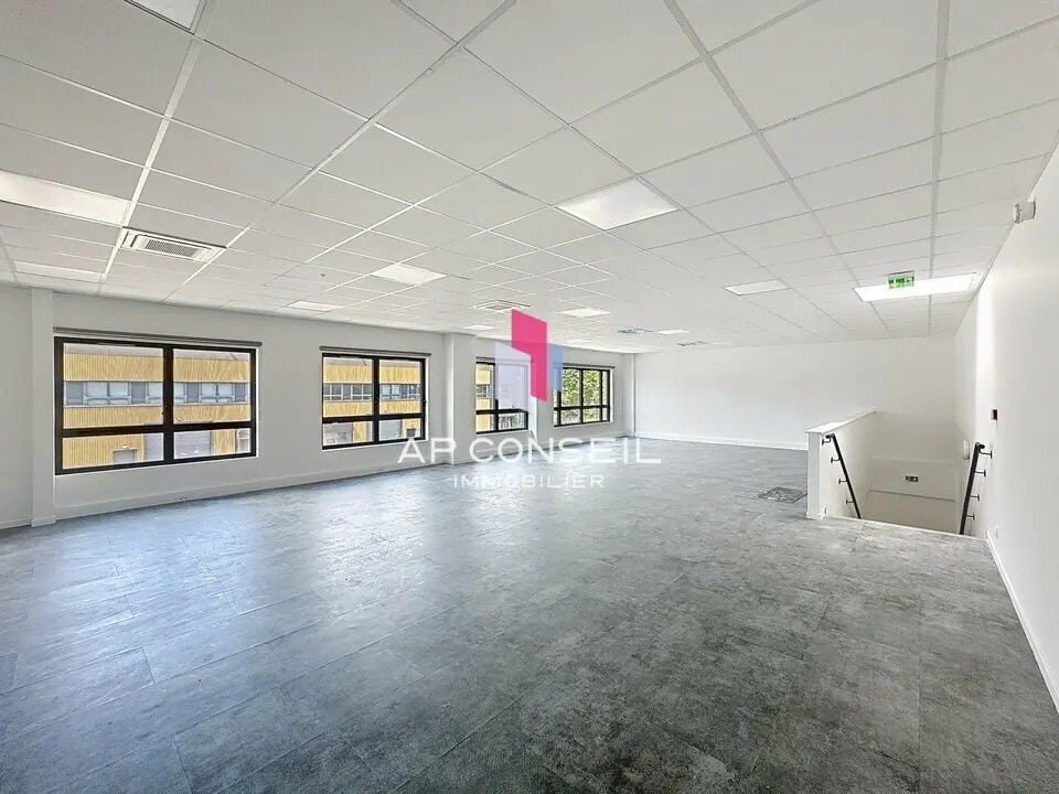 Light Industrial in Trappes to rent Interior Photo- Image 1 of 10
