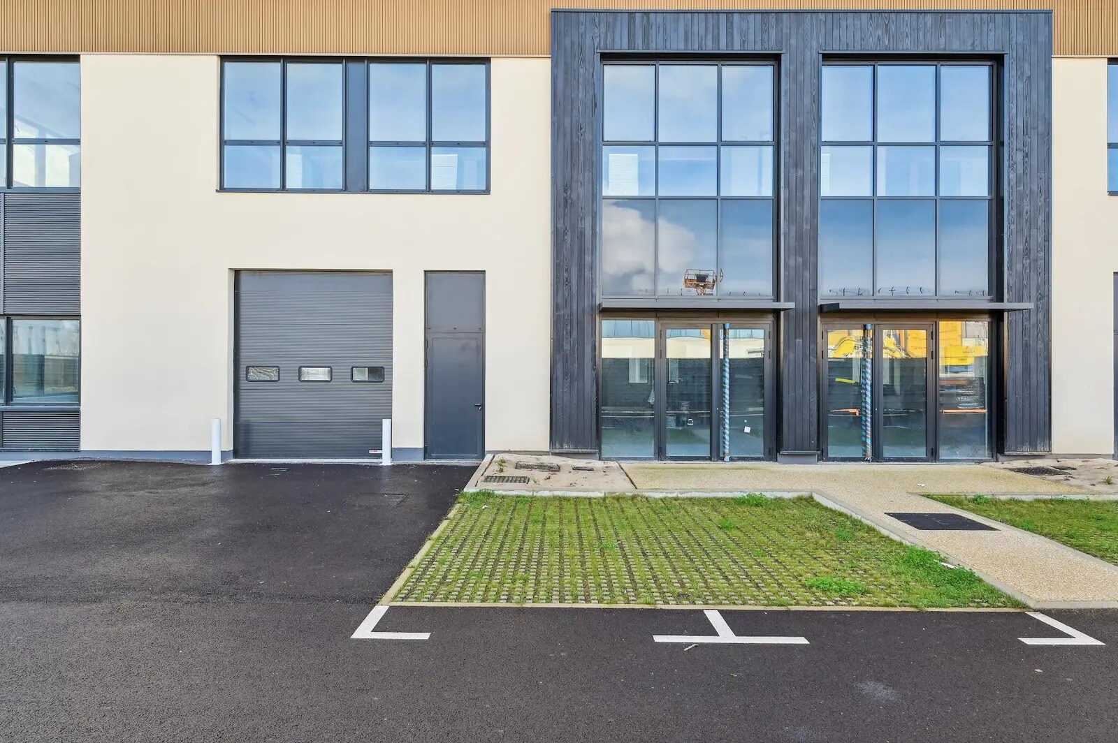 Light Industrial in Nanterre to rent Building Photo- Image 1 of 8