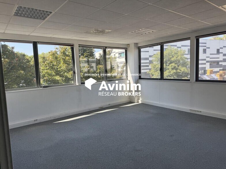 Light Industrial in Limonest for sale - Interior Photo - Image 1 of 8