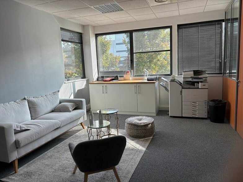 5 Allée Des Séquoias, Limonest to rent - Interior Photo - Image 2 of 13