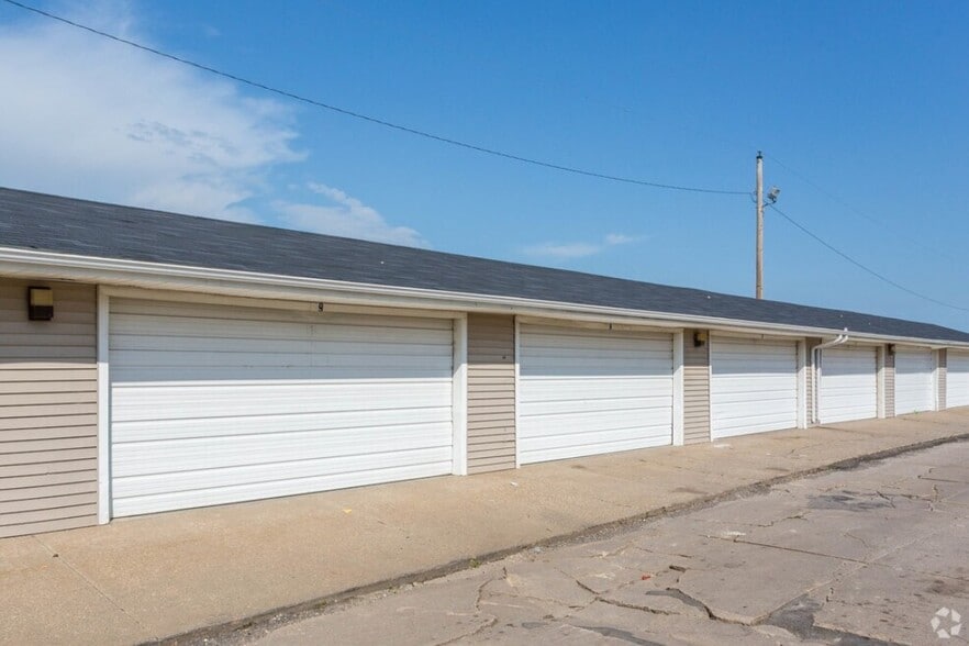 Clinton, IA 238-Unit Portfolio portfolio of 3 properties for sale on LoopNet.co.uk - Building Photo - Image 2 of 13