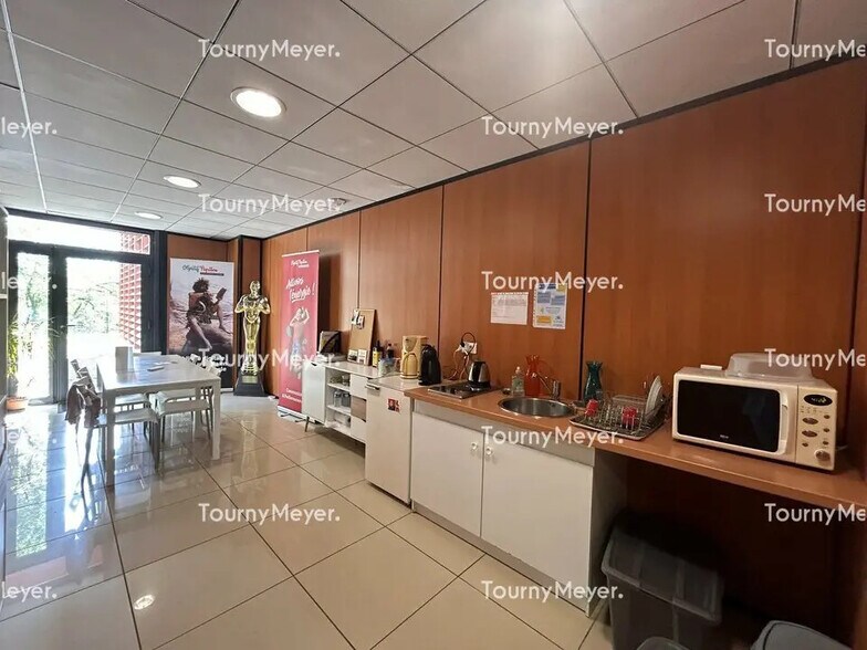 Office in Saint-Jean to rent - Building Photo - Image 2 of 8