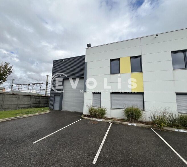 Light Industrial in Saint-Fons to rent - Building Photo - Image 1 of 7