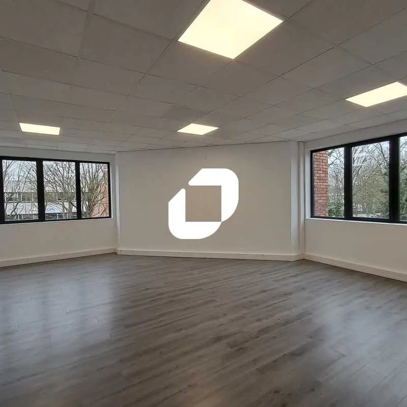 Light Industrial in Montigny-le-Bretonneux to rent Building Photo- Image 1 of 2