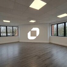 Light Industrial in Montigny-le-Bretonneux to rent Building Photo- Image 1 of 2