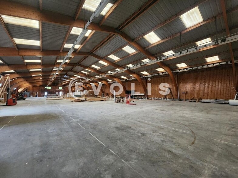Light Industrial in Ruy-Montceau to rent - Interior Photo - Image 3 of 9