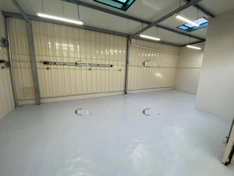 Light Industrial in Guyancourt to rent - Interior Photo - Image 3 of 13