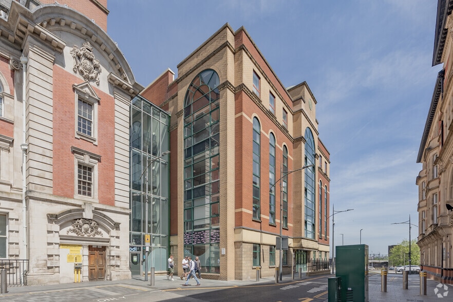 High St, Newport to rent - Building Photo - Image 2 of 5