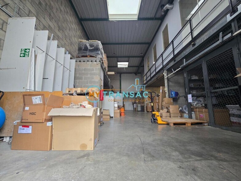 Industrial in Saint-Thibault-des-Vignes to rent - Interior Photo - Image 2 of 9