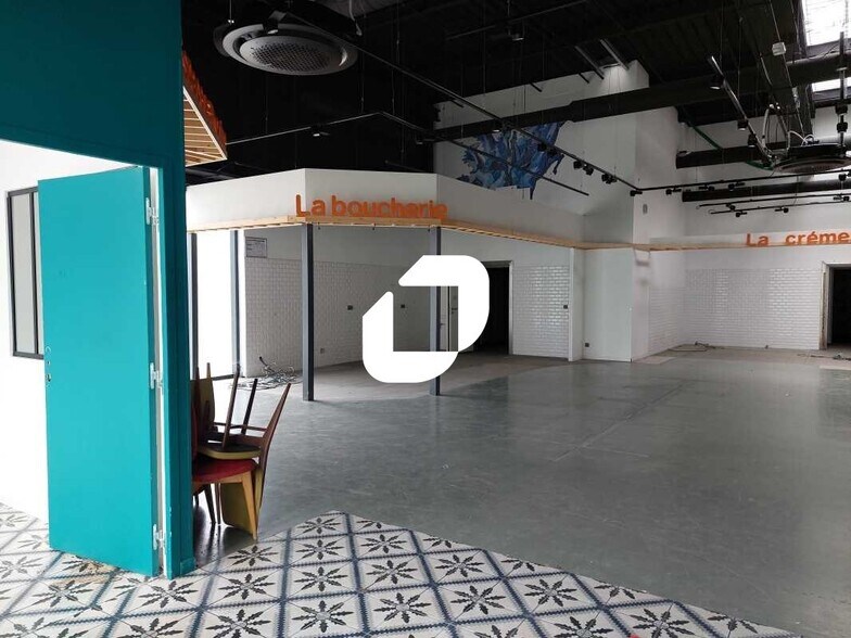 Retail in Maurepas to rent - Interior Photo - Image 2 of 5