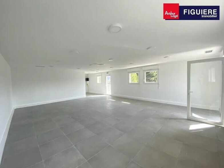 215 Avenue Jean Monnet, Saint-Cannat to rent - Interior Photo - Image 1 of 5