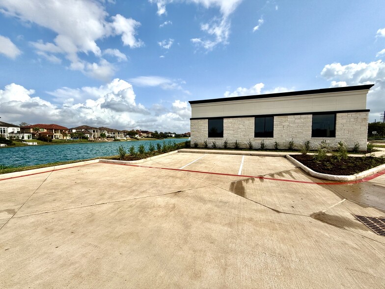 Building 8 | 5501 Cabrera Dr, Sugar Land, TX for rent - Building Photo - Image 2 of 8