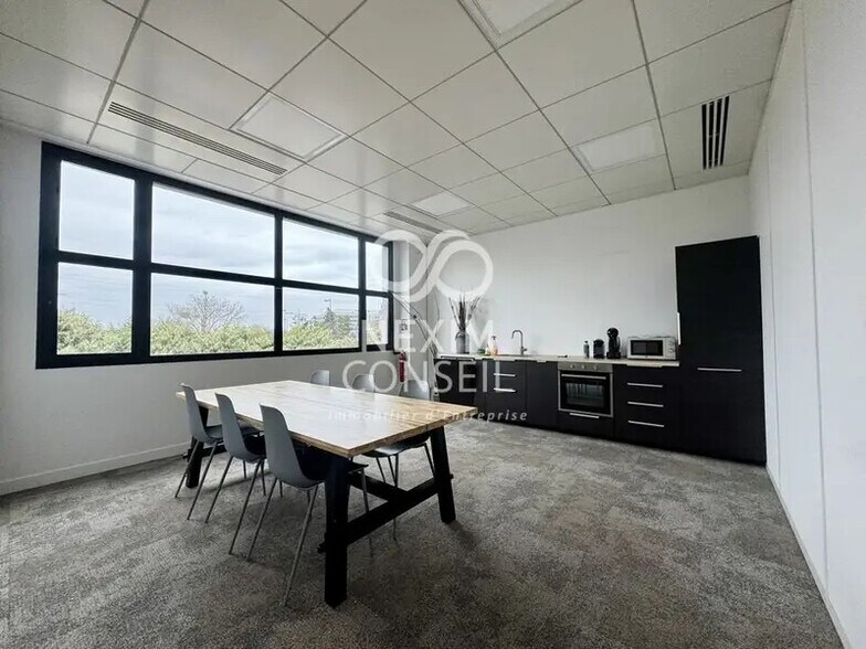 Office in Gennevilliers to rent - Interior Photo - Image 2 of 6