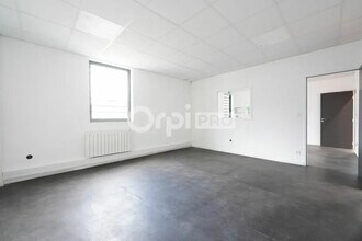 Light Industrial in Saint-Priest to rent Interior Photo- Image 2 of 30