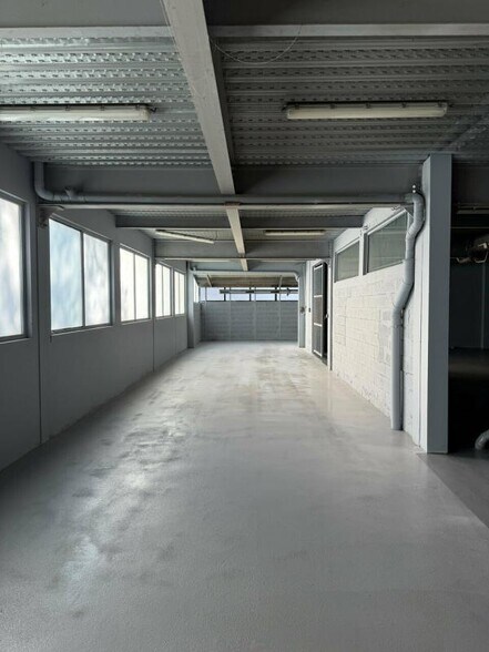Light Industrial in Juilly for sale - Interior Photo - Image 2 of 7