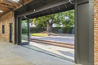 207 S Fair Oaks Ave, Pasadena, CA for rent Interior Photo- Image 1 of 2