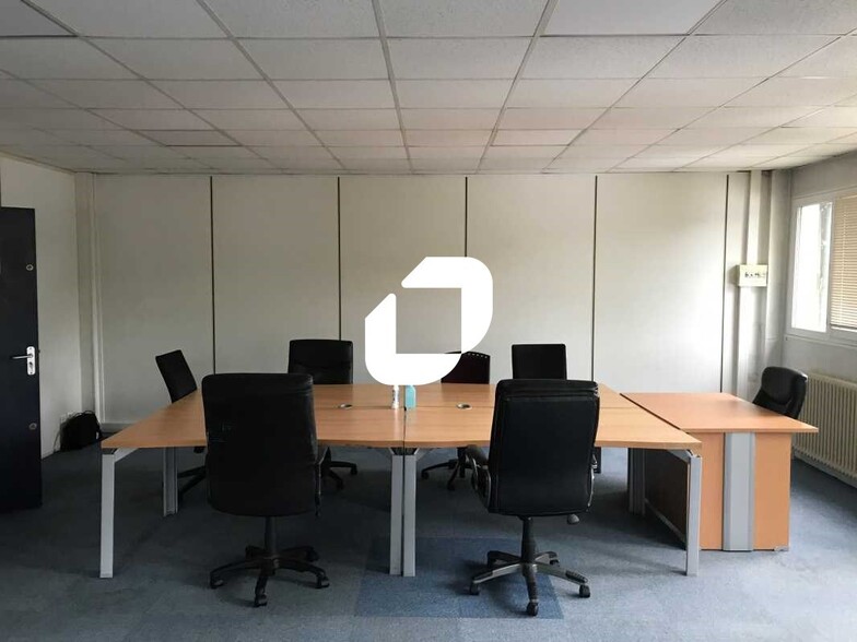 Retail in Pontoise to rent - Interior Photo - Image 3 of 6