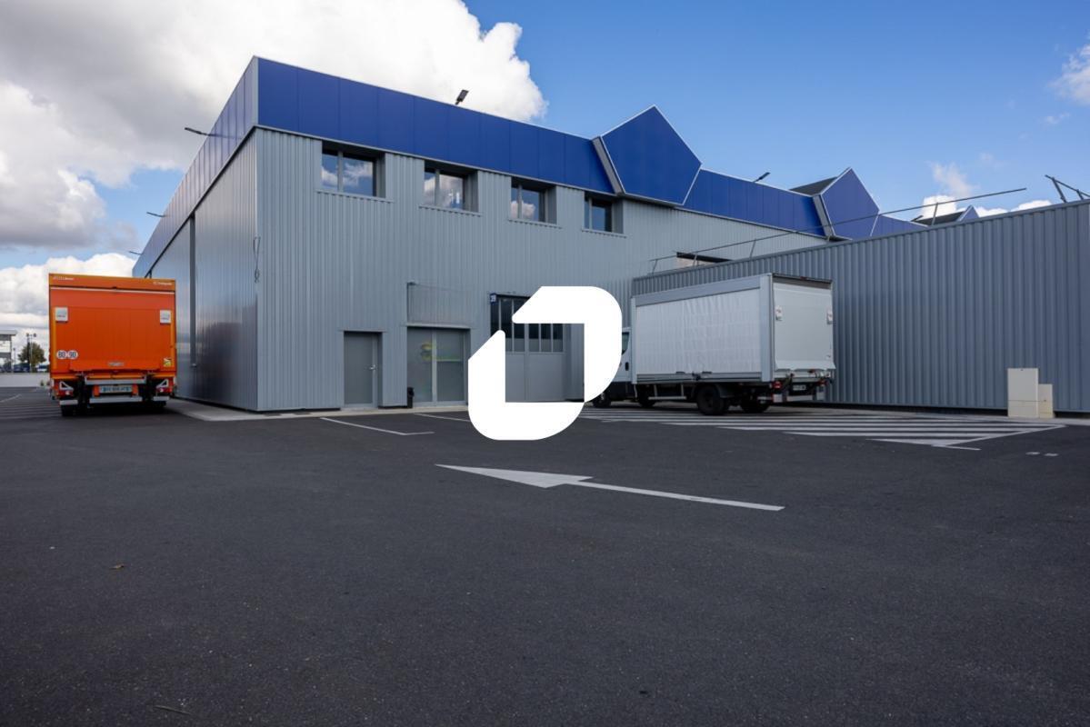 Light Industrial in Vaux-le-Pénil to rent Building Photo- Image 1 of 23