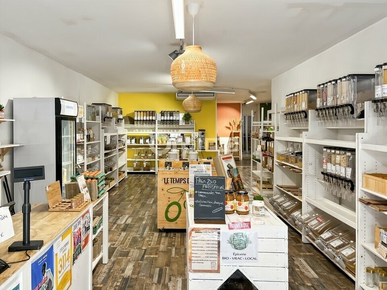 Retail in Marseille to rent - Interior Photo - Image 2 of 6
