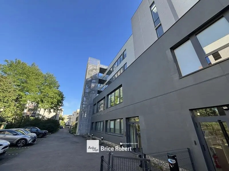 Office in Vaulx-en-Velin to rent Building Photo- Image 1 of 17