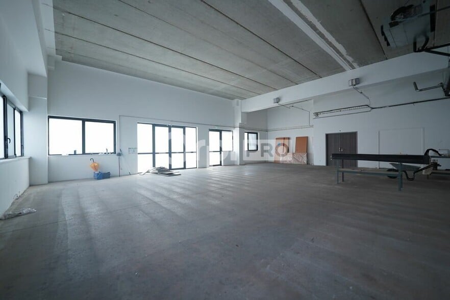 10 Rue Des Rosiéristes, Champagne-au-Mont-d'Or to rent - Interior Photo - Image 2 of 12