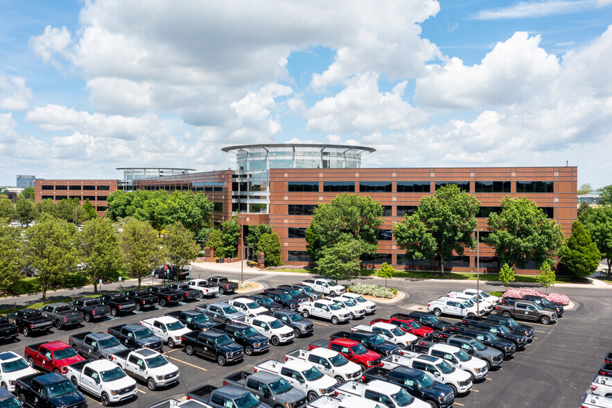 550-570 Town Center Dr, Dearborn, MI for sale - Building Photo - Image 1 of 1