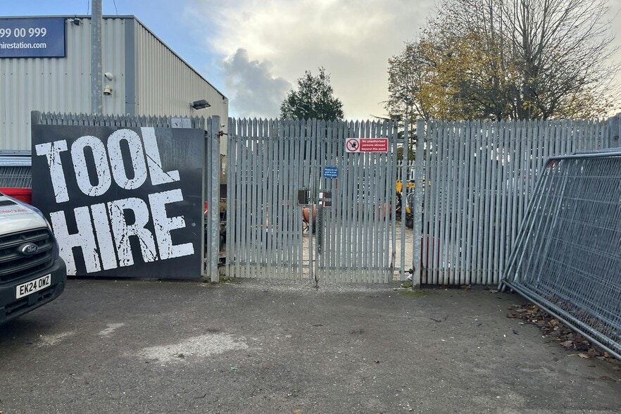 129 Somerford Rd, Christchurch to rent - Building Photo - Image 2 of 5