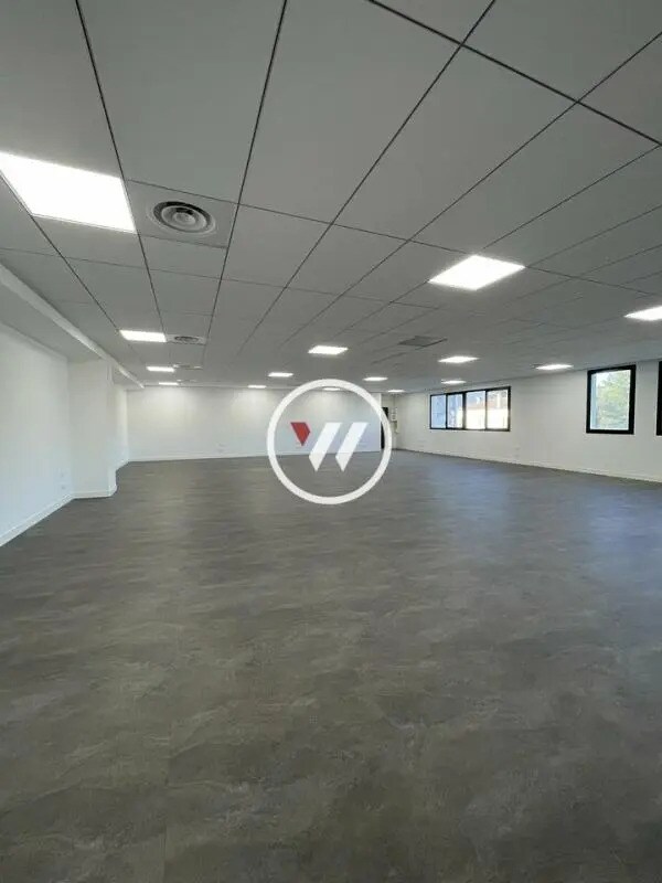 Office in Aubagne to rent Primary Photo- Image 1 of 10