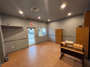 585 105th Ave N, West Palm Beach, FL to rent Interior Photo- Image 1 of 5